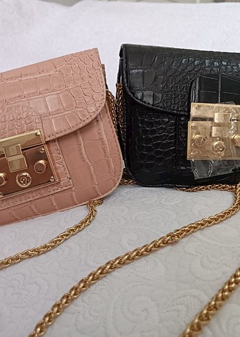 Guess Zincir Detaylı Yılan Derisi Desenli Kadın Çanta