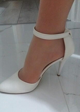 Beyaz topuklu ayakkabi