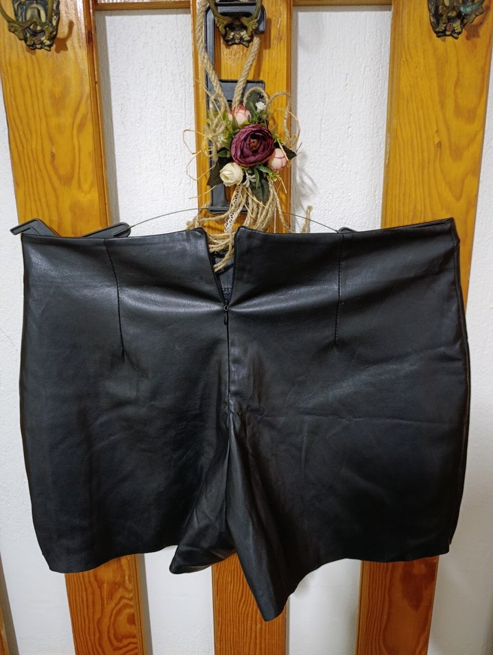 Siyah Deri Şort Etek - Görsel 4