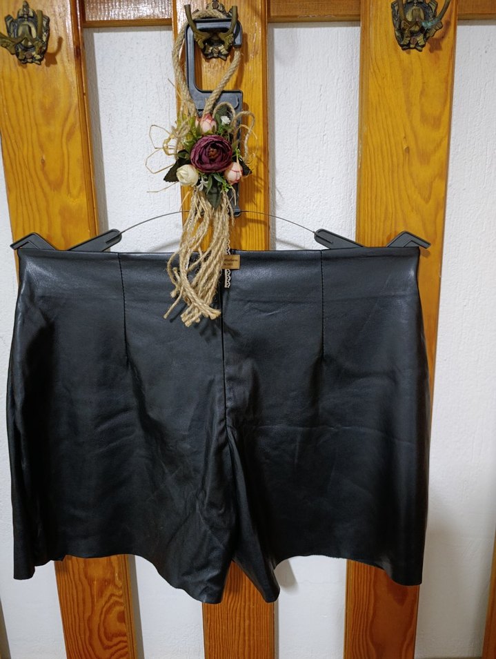 Siyah Deri Şort Etek - Görsel 3