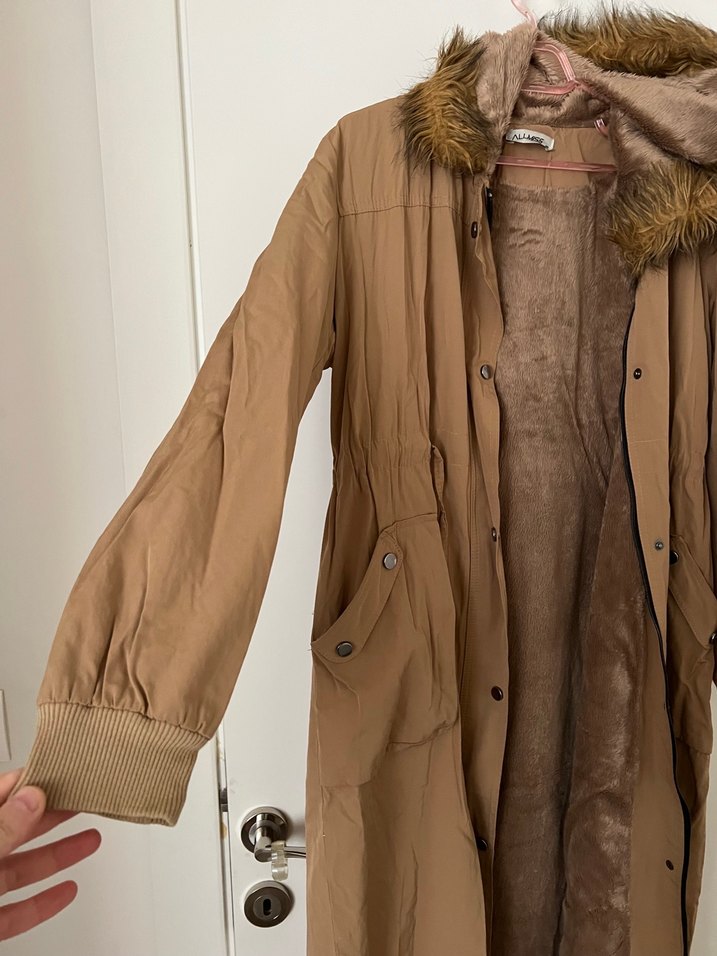 Kürk Detaylı Uzun Bej Kadın Parka - Görsel 4