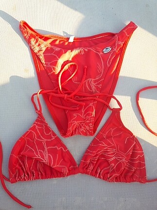 Kırmızı bikini takımı