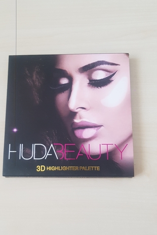 Huda Beauty highlighter