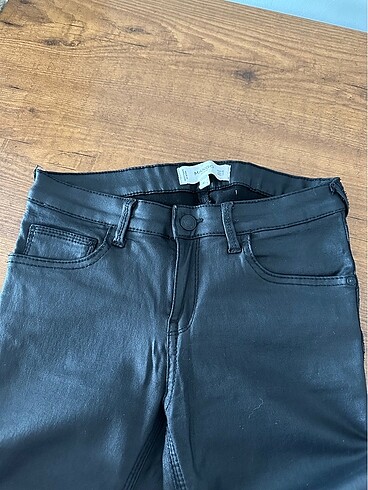 Mango Mango deri görünümlü pantolon