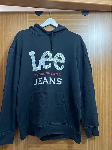 Lee marka sweat