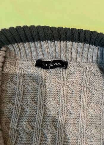 V Yaka Gri Örgü Kadın Kısa Kazak - Görsel 4