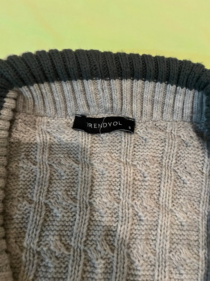 V Yaka Gri Örgü Kadın Kısa Kazak - Görsel 4