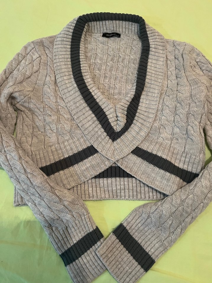 V Yaka Gri Örgü Kadın Kısa Kazak - Görsel 2