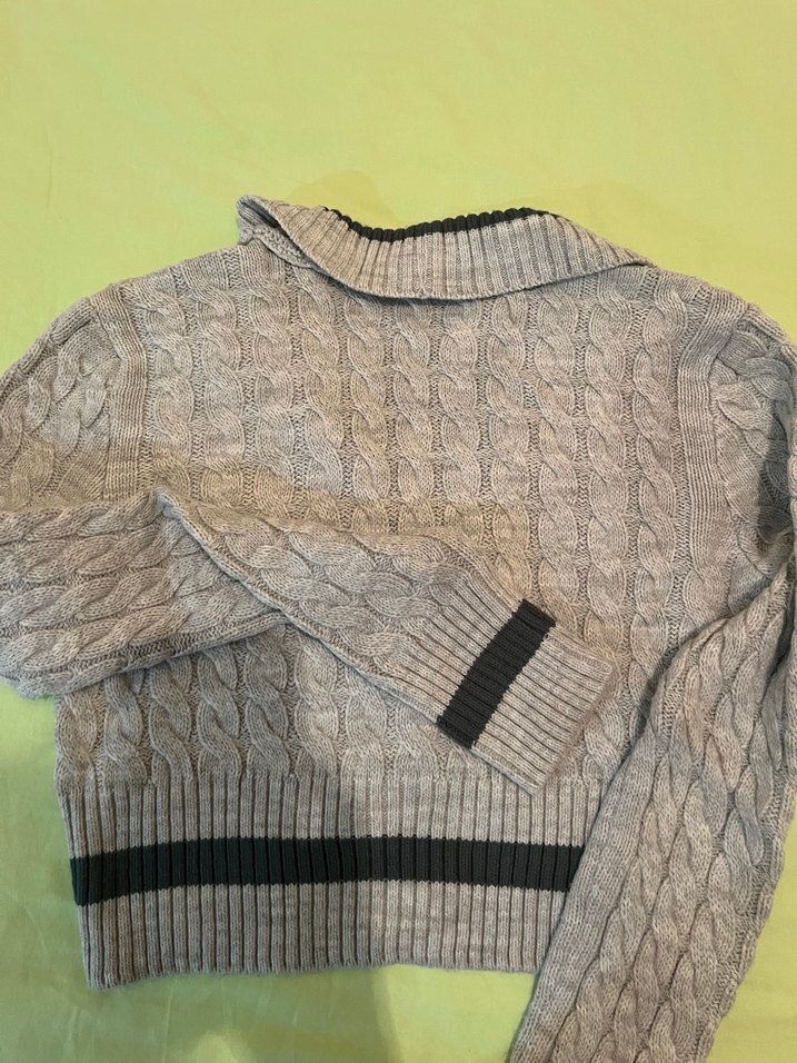 V Yaka Gri Örgü Kadın Kısa Kazak - Görsel 3