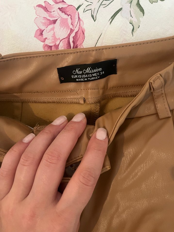 Bej Deri Kadın Mini Şort - Görsel 4