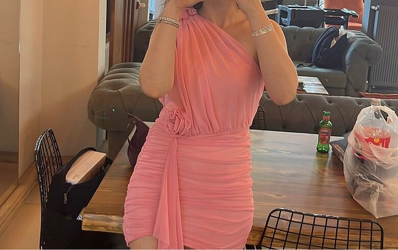 Pembe gül detaylı mini elbise