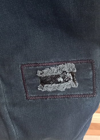 Pul detaylı Kot Pantolon - Görsel 5