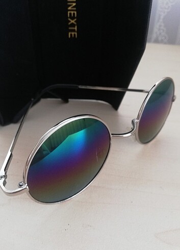 Renkli cam güneş gözlüğü 