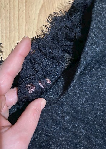 Dantel Detaylı V Yakalı Gri Triko Kazak - Görsel 2