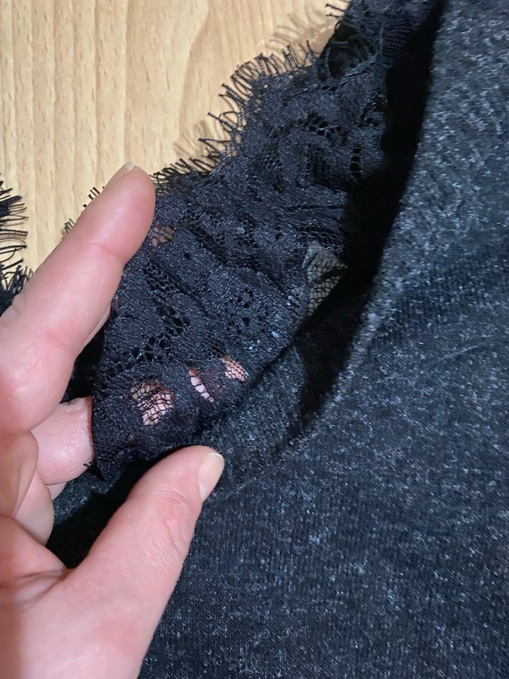 Dantel Detaylı V Yakalı Gri Triko Kazak - Görsel 2