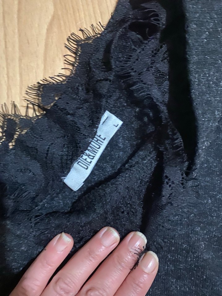 Dantel Detaylı V Yakalı Gri Triko Kazak - Görsel 3