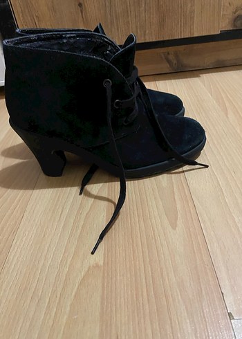 Siyah Süet Kemerli Kadın Dolgu Topuk Bot - Görsel 2