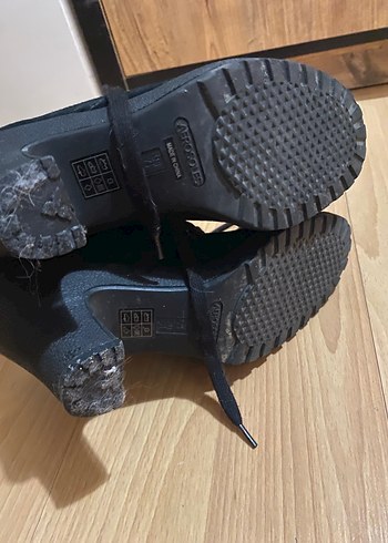 Siyah Süet Kemerli Kadın Dolgu Topuk Bot - Görsel 3