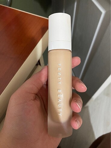 Fenty Beauty Fondöten 210 numara
