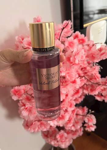 Victoria s Secret Victoria's Secret Velvet Petals Vücut Spreyi 250 ml