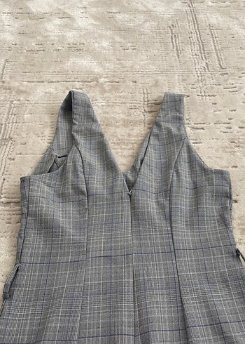 V yaka, kolsuz, gri midi elbise - Görsel 4