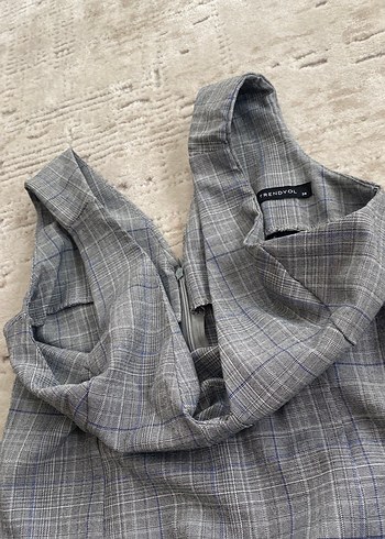 V yaka, kolsuz, gri midi elbise - Görsel 3