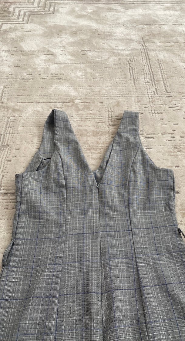 V yaka, kolsuz, gri midi elbise - Görsel 4