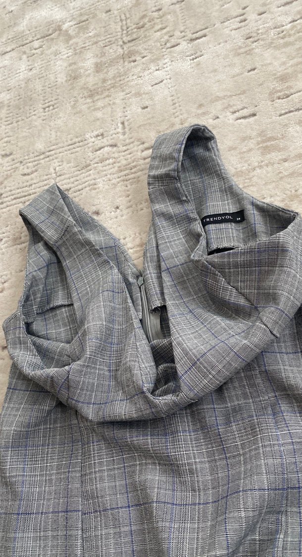 V yaka, kolsuz, gri midi elbise - Görsel 3