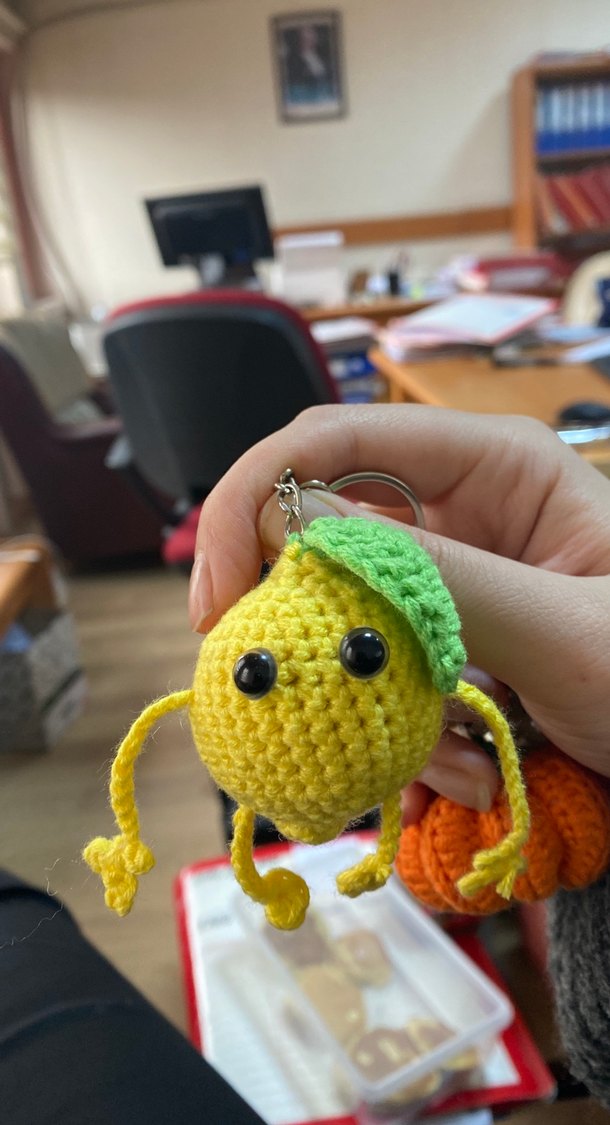 Kolları ve bacakları hareket ettirilebilen limon anahtarlık - Görsel 2