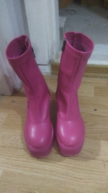 Pembe cizme