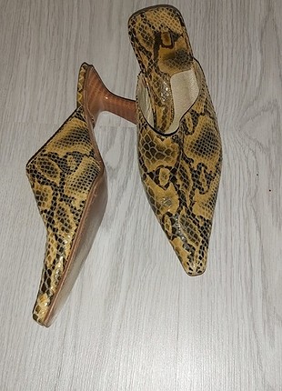 Topuklu yılan derisi 