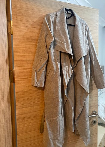 Uzun Kesim Dökümlü Kadın Kaban - Görsel 3