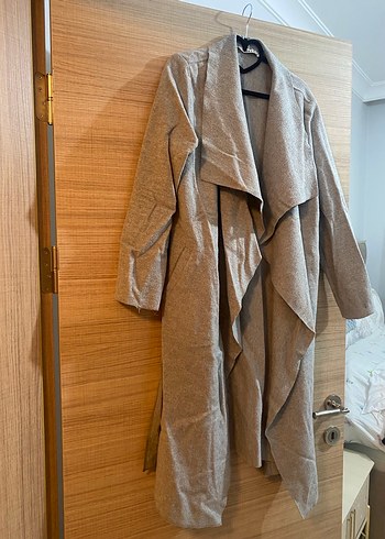 Uzun Kesim Dökümlü Kadın Kaban - Görsel 2