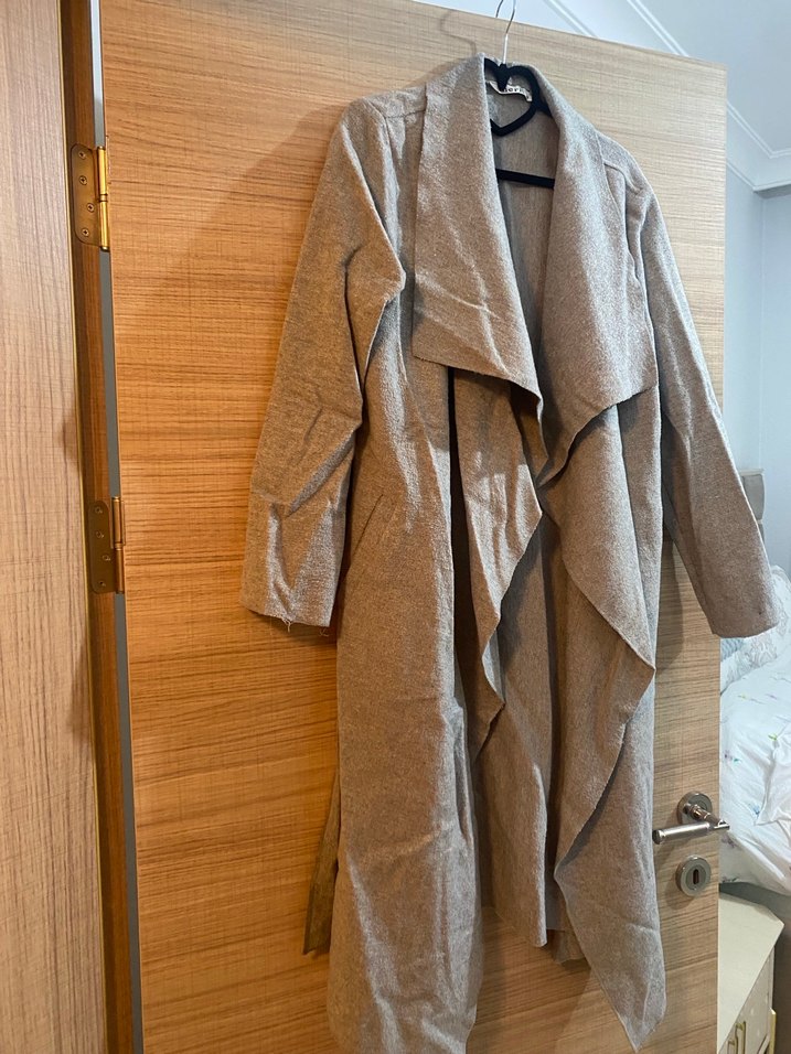 Uzun Kesim Dökümlü Kadın Kaban - Görsel 3