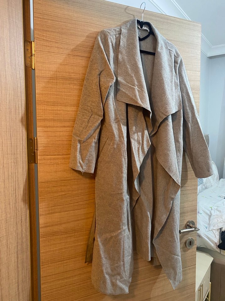 Uzun Kesim Dökümlü Kadın Kaban - Görsel 2