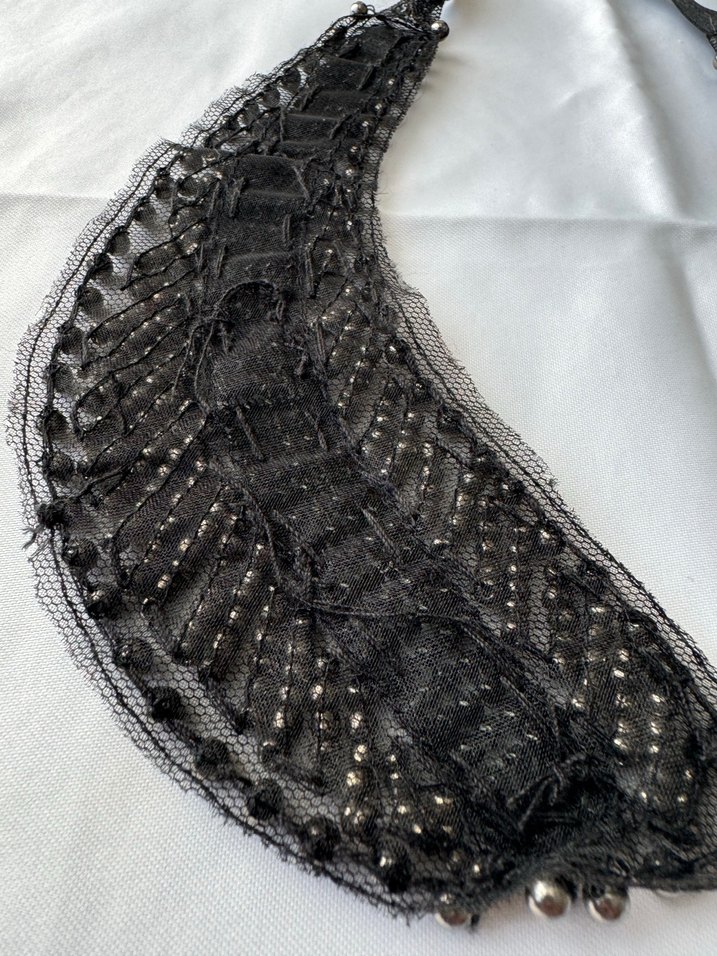 Nakışlı Siyah Boncuklu Yaka - Görsel 3