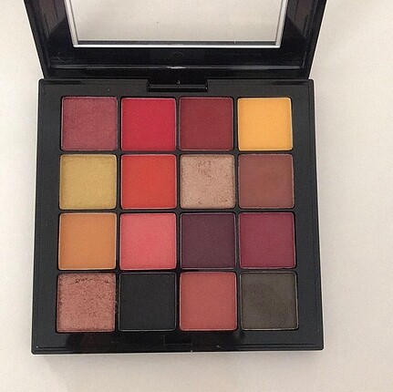 NYX ULTIMATE SHADOW palette