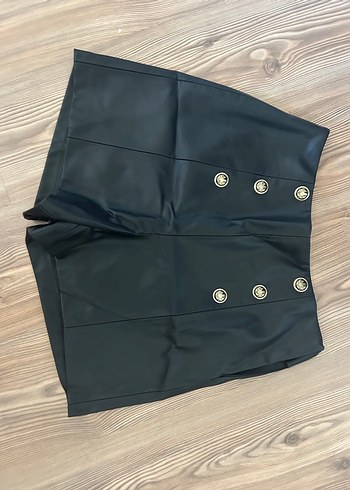 Düğmeli Siyah Deri Mini Şort