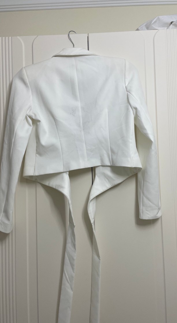 Beyaz arkadan bağlamalı Kemerli Mini Kadın Blazer - Görsel 2