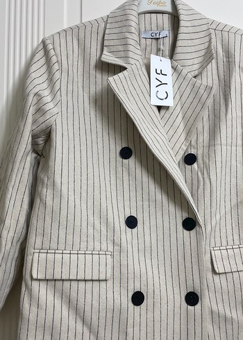 Düğmeli Beyaz Çizgili Kadın Blazer - Görsel 3