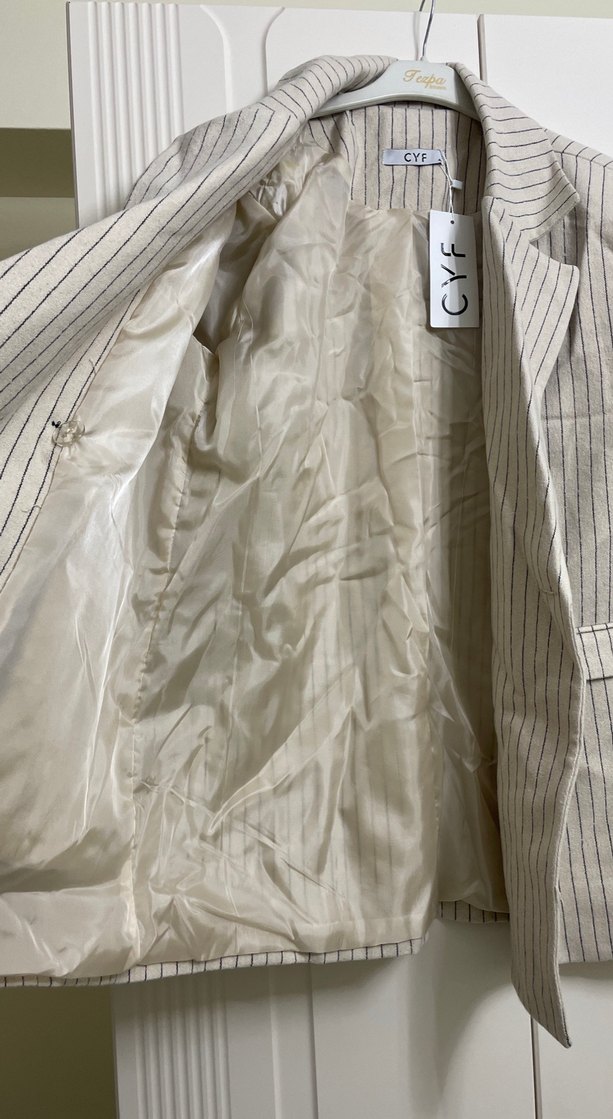 Düğmeli Beyaz Çizgili Kadın Blazer - Görsel 2