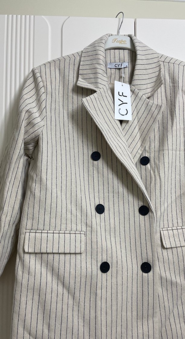 Düğmeli Beyaz Çizgili Kadın Blazer - Görsel 3