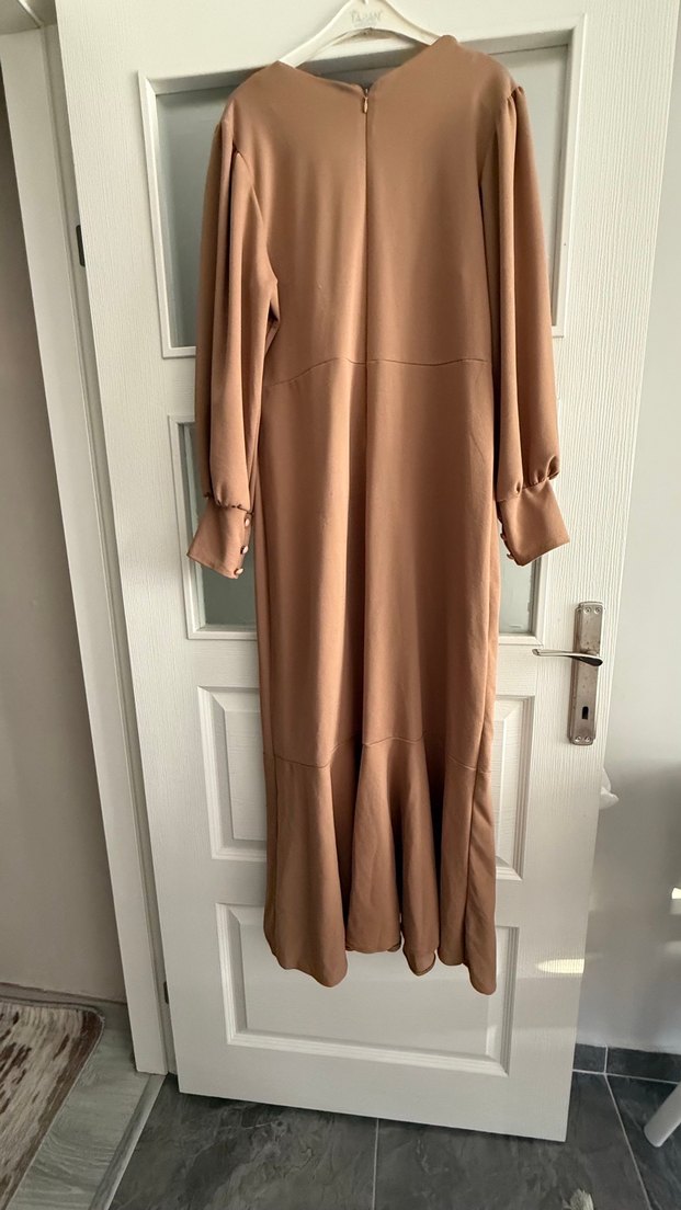Bej Uzun Kollu Düğmeli Uzun Elbise - Görsel 2