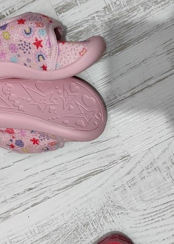 Gezer Kız Çocuk Pembe Nakışlı Cırt Cırtlı Terlik