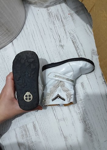 24 Beden Beyaz Kız Çocuk Botu Taşlı ve Nakışlı
