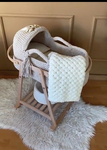 Beyaz Örgü Bebek Beşiği ve Standı