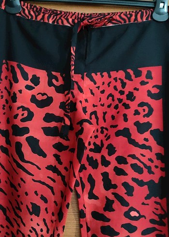 Plaj pantolonu ince tül kumaş kırmızı siyah leopar desenli - Görsel 3