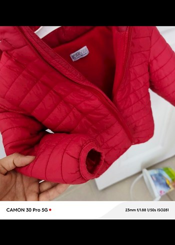 Kırmızı Kapüşonlu Erkek Çocuk Mont - Görsel 3