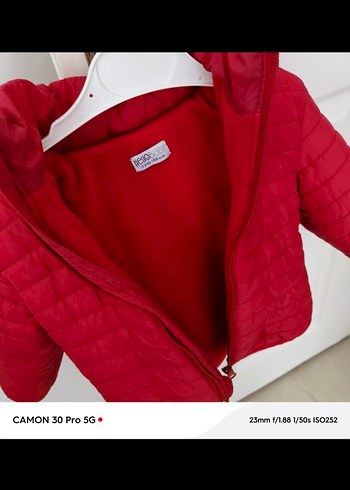 Kırmızı Kapüşonlu Erkek Çocuk Mont - Görsel 2