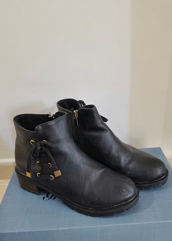 Siyah Deri Kadın Bot - Görsel 2